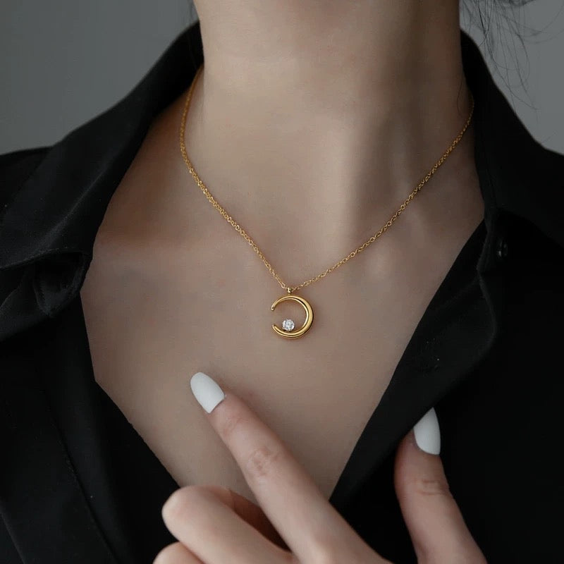 Vintage-Inspired Gold Moon Crystal Pendant Necklace for Women - A Lightweight Luxury Collarbone Chain, Niche Style, Cold Wind Elegance, Fade-Resistant