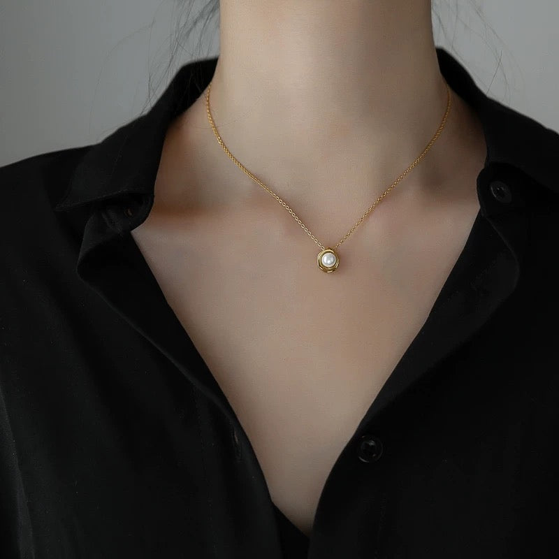 pearl necklace for female, summer clavicle chain, light luxury temperament pendant, non-fading, light luxury retro style for Valentine's Day.