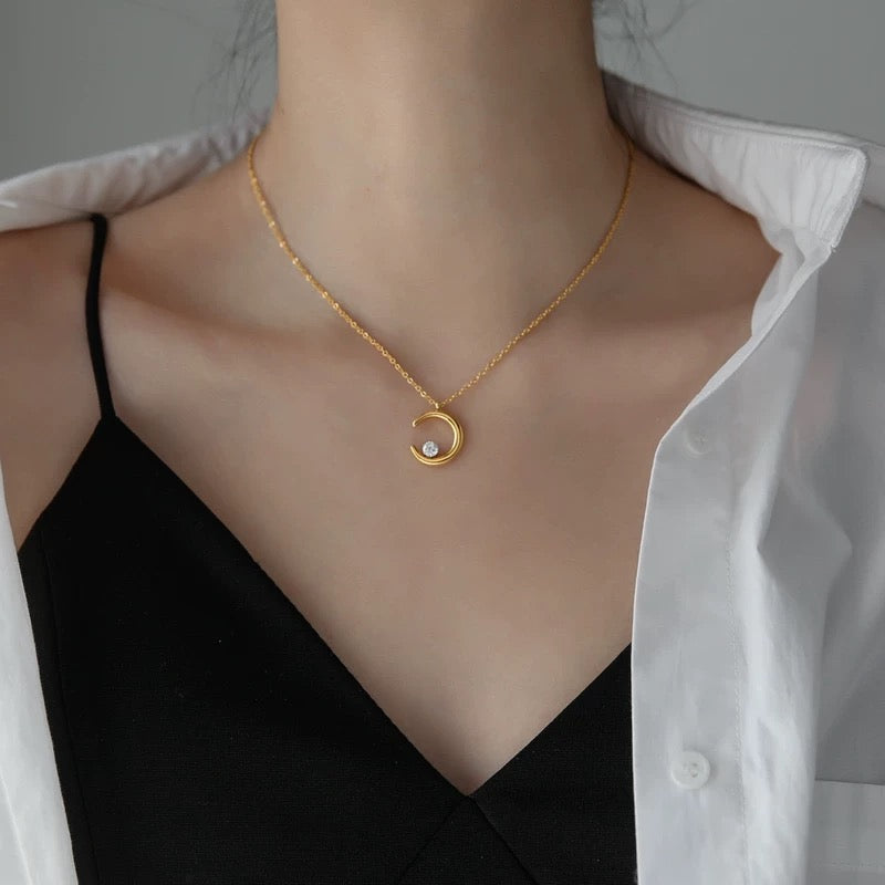 Vintage-Inspired Gold Moon Crystal Pendant Necklace for Women - A Lightweight Luxury Collarbone Chain, Niche Style, Cold Wind Elegance, Fade-Resistant