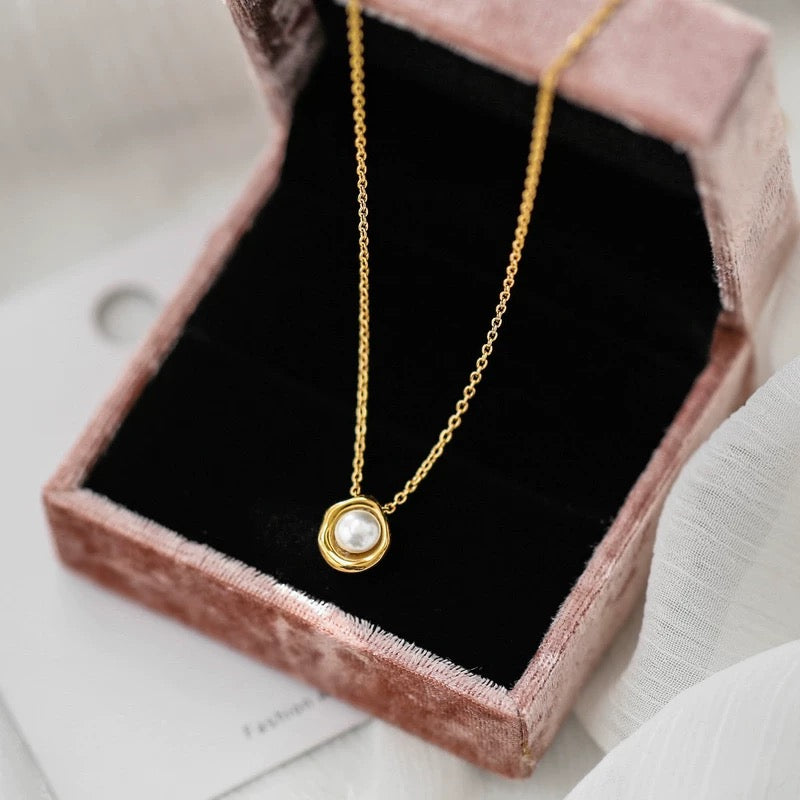 pearl necklace for female, summer clavicle chain, light luxury temperament pendant, non-fading, light luxury retro style for Valentine's Day.