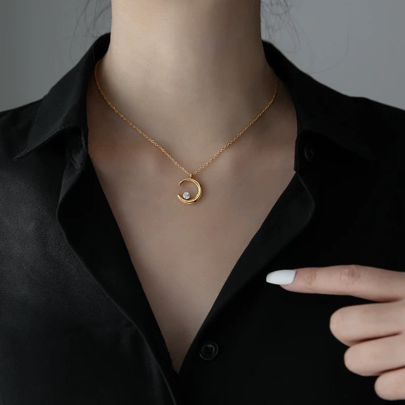 Vintage-Inspired Gold Moon Crystal Pendant Necklace for Women - A Lightweight Luxury Collarbone Chain, Niche Style, Cold Wind Elegance, Fade-Resistant